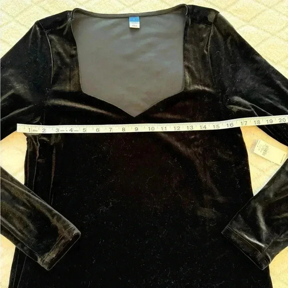 NWT old Navy black velour/velvet top size large - Picture 4 of 6